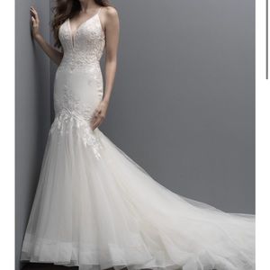 Madison James Wedding MJ700 + veil
Colors: Ivory/Nude
Sizes: 14 (not altered)